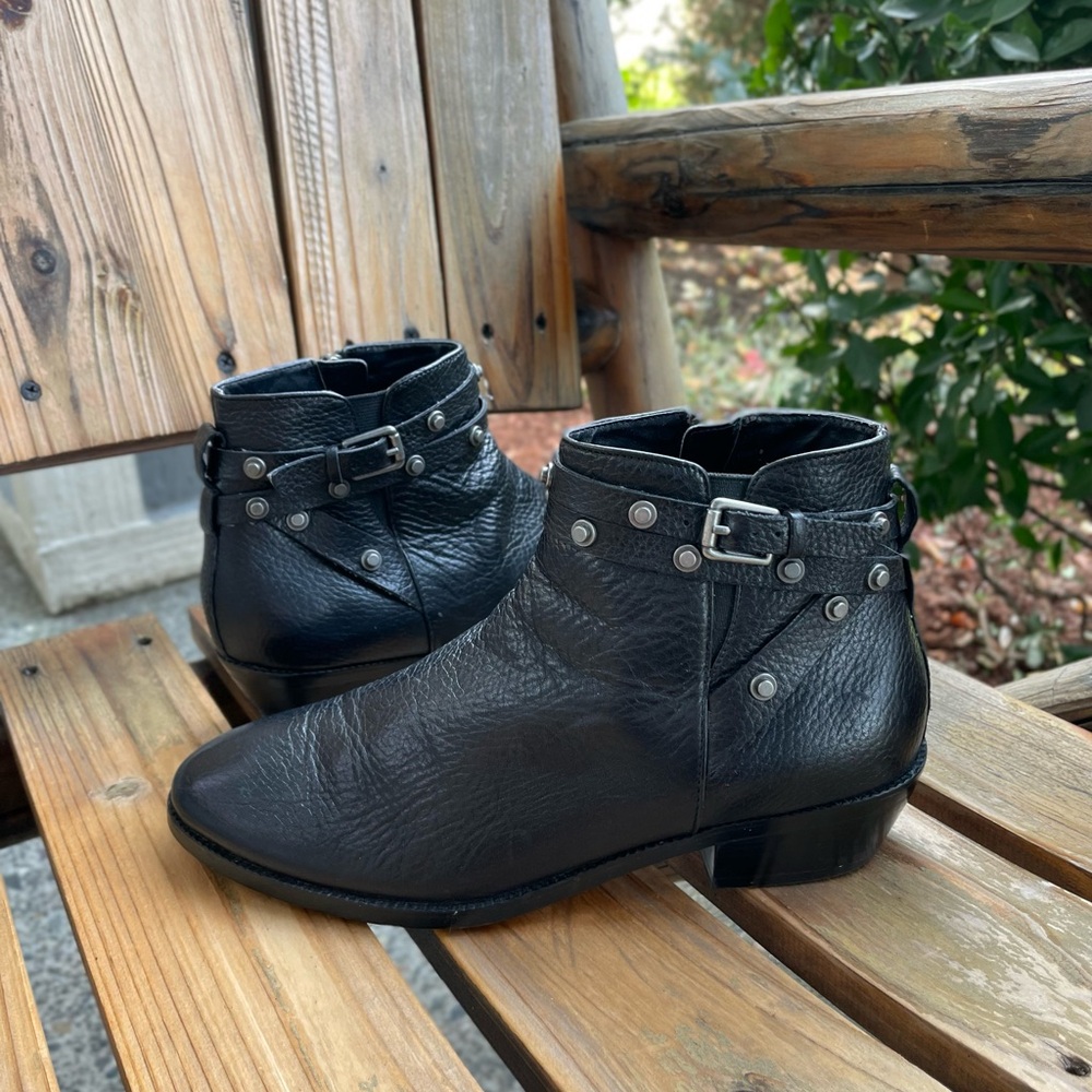 Halogen Lida Ankle Boots Size 7.5 Studded Pebbled Black Leather Side Zip Up